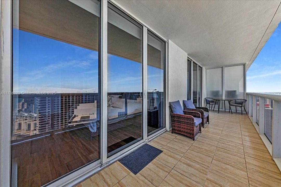 Recently Sold: $999,000 (2 beds, 2 baths, 1337 Square Feet)