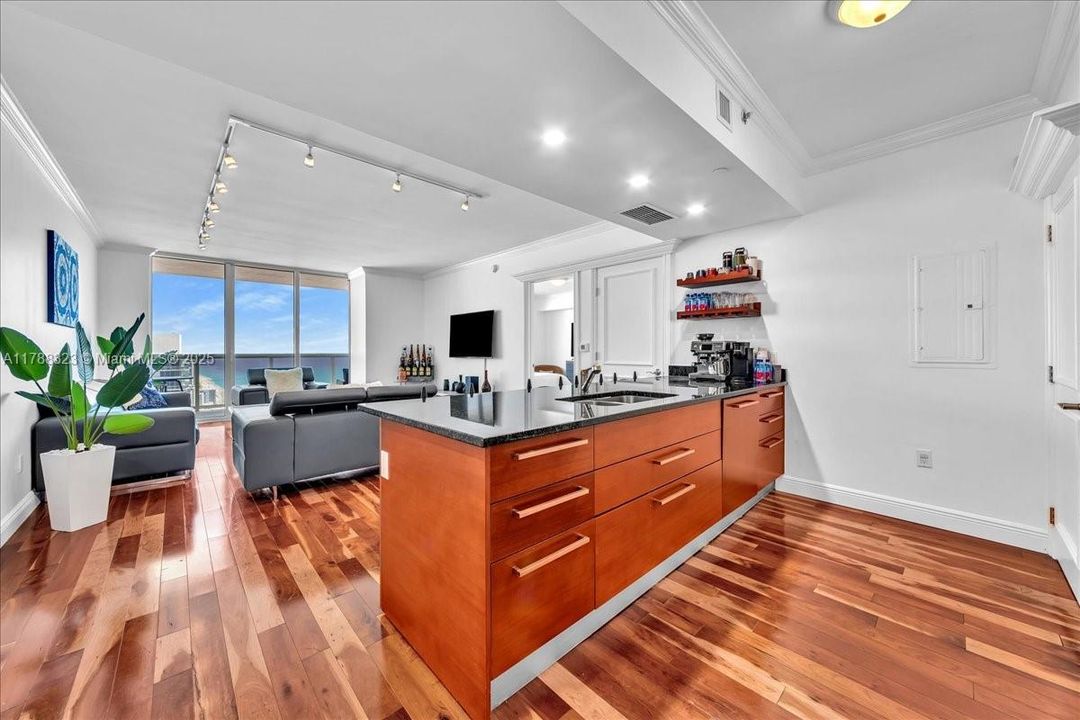 Recently Sold: $999,000 (2 beds, 2 baths, 1337 Square Feet)