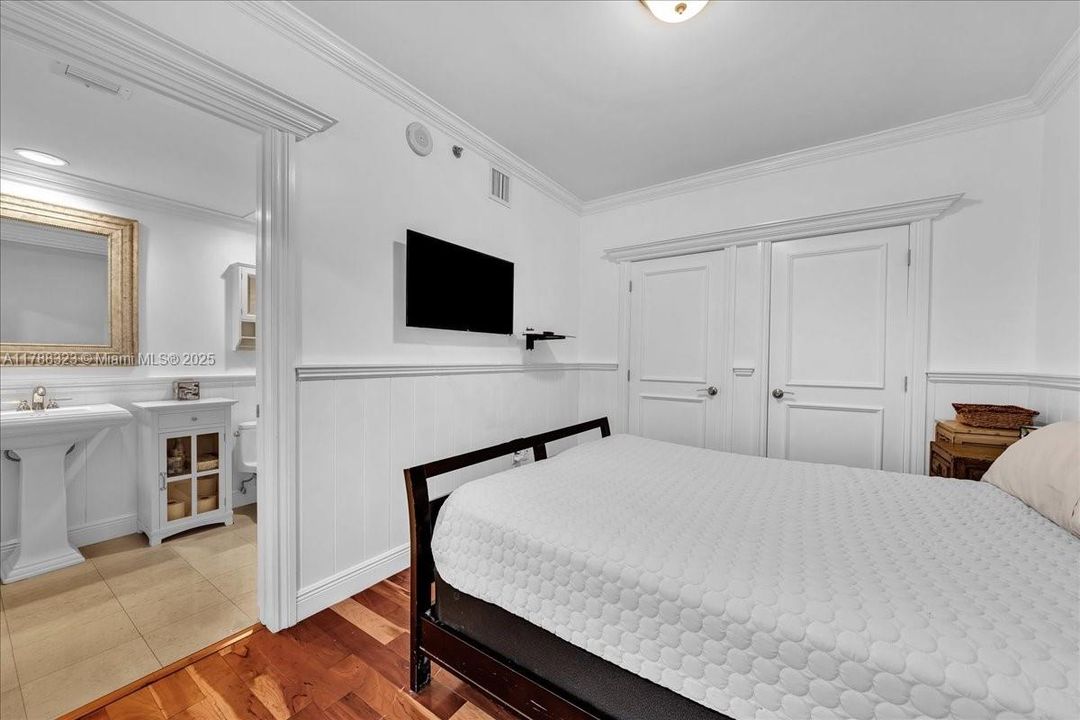 Recently Sold: $999,000 (2 beds, 2 baths, 1337 Square Feet)