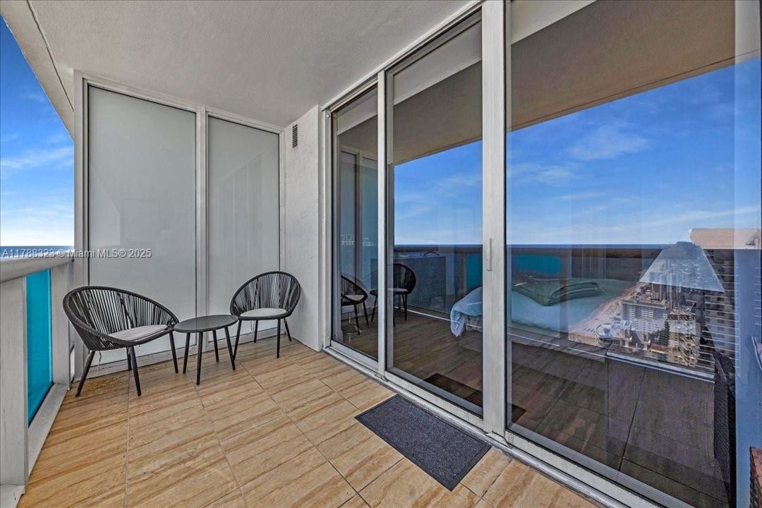 Recently Sold: $999,000 (2 beds, 2 baths, 1337 Square Feet)