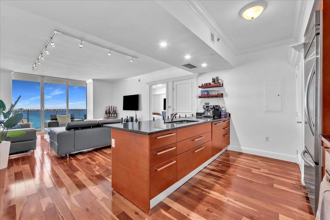 Recently Sold: $999,000 (2 beds, 2 baths, 1337 Square Feet)