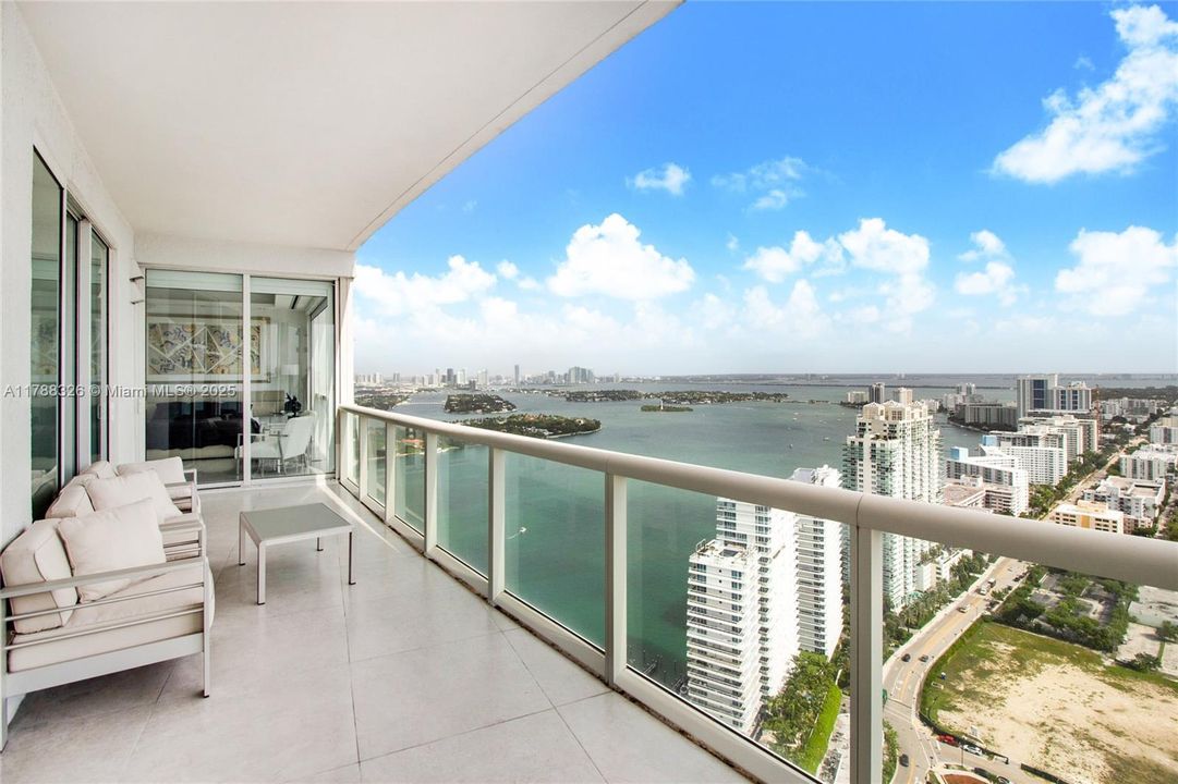Recently Sold: $2,300,000 (2 beds, 2 baths, 1536 Square Feet)
