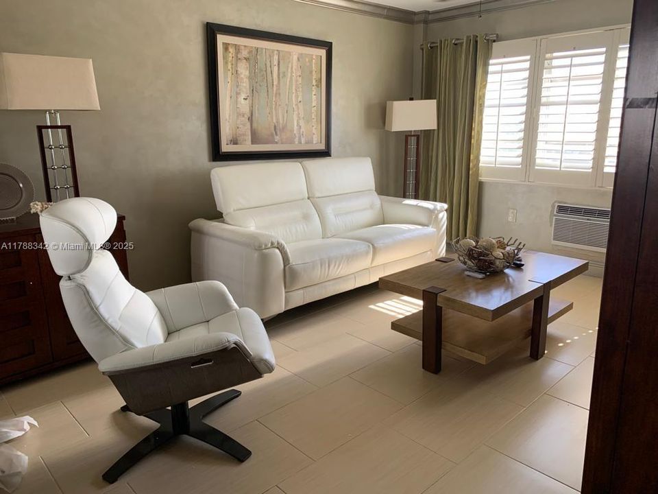 For Rent: $2,400 (2 beds, 2 baths, 858 Square Feet)