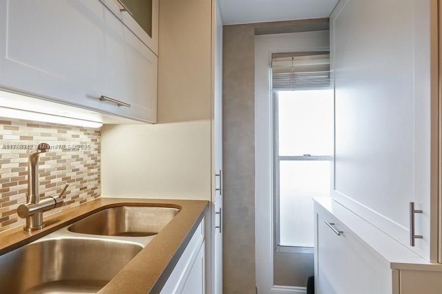 For Rent: $2,400 (2 beds, 2 baths, 858 Square Feet)