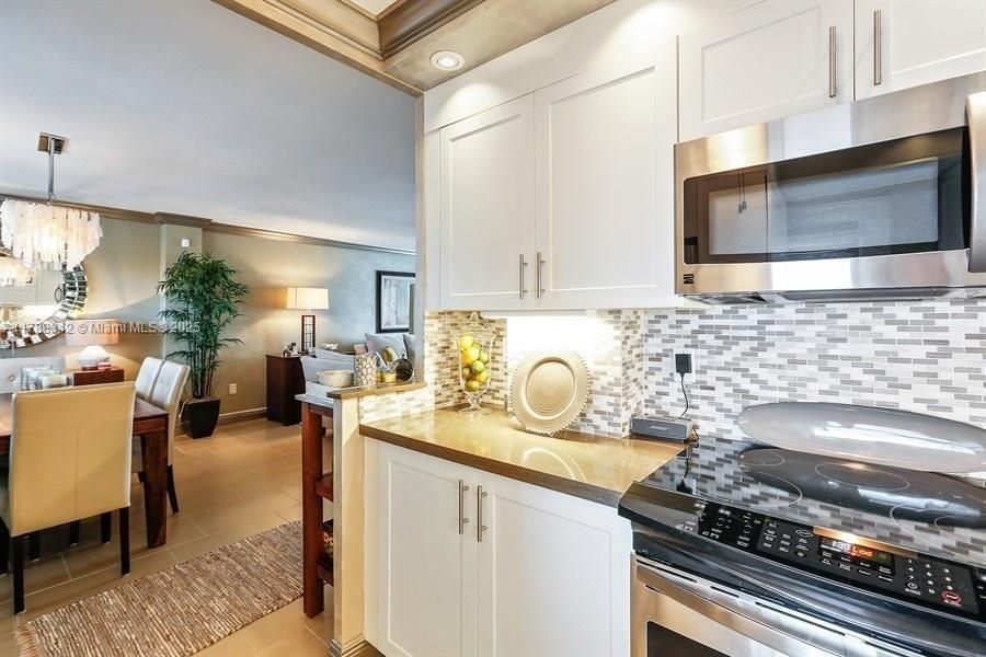 For Rent: $2,400 (2 beds, 2 baths, 858 Square Feet)