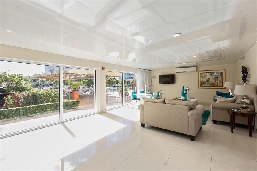 For Rent: $2,400 (2 beds, 2 baths, 858 Square Feet)