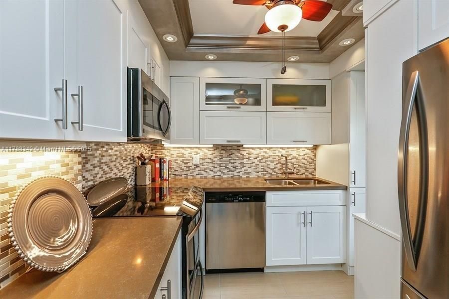 For Rent: $2,400 (2 beds, 2 baths, 858 Square Feet)