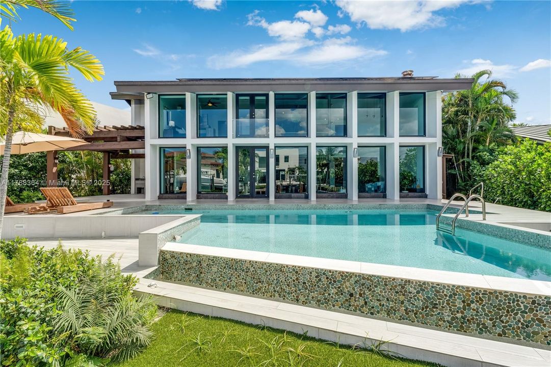 最近售出: $4,495,000 (4 贝兹, 3 浴室, 3376 平方英尺)