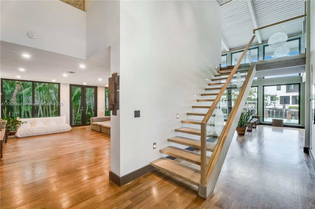 最近售出: $4,495,000 (4 贝兹, 3 浴室, 3376 平方英尺)