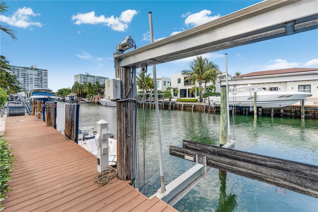 最近售出: $4,495,000 (4 贝兹, 3 浴室, 3376 平方英尺)