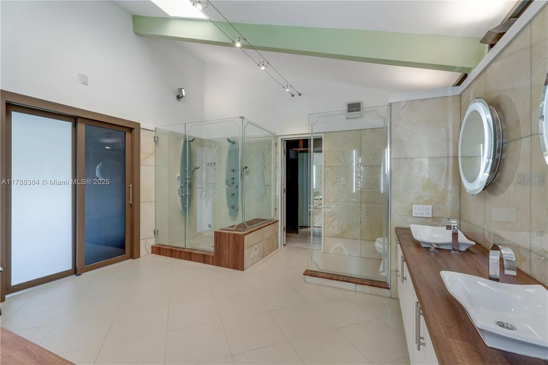 最近售出: $4,495,000 (4 贝兹, 3 浴室, 3376 平方英尺)