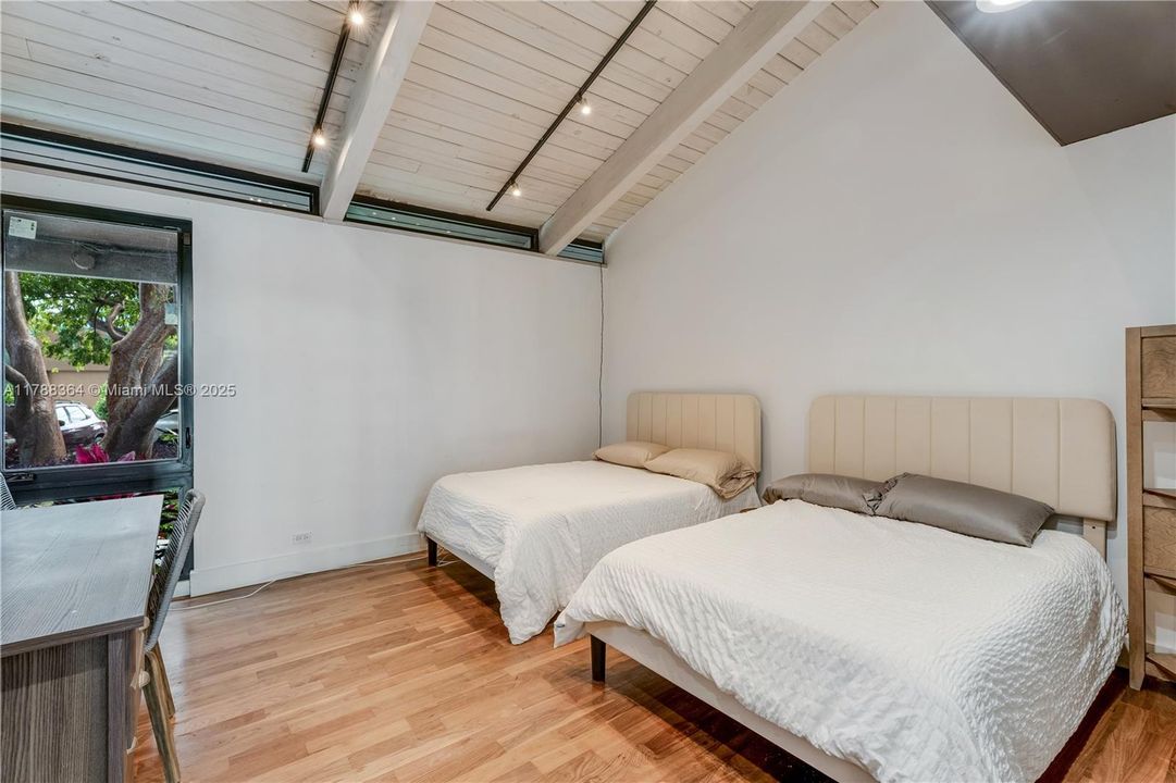 最近售出: $4,495,000 (4 贝兹, 3 浴室, 3376 平方英尺)