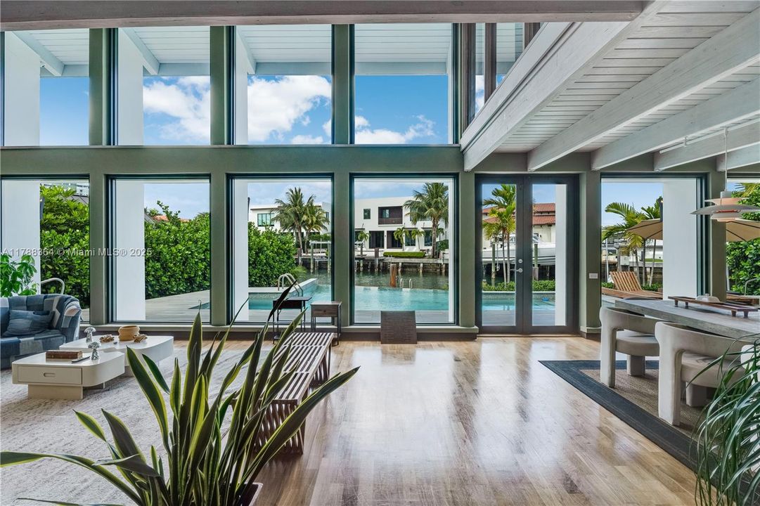 最近售出: $4,495,000 (4 贝兹, 3 浴室, 3376 平方英尺)