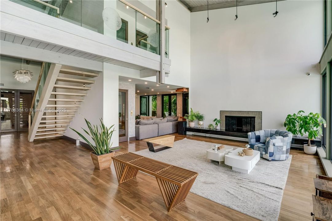 最近售出: $4,495,000 (4 贝兹, 3 浴室, 3376 平方英尺)