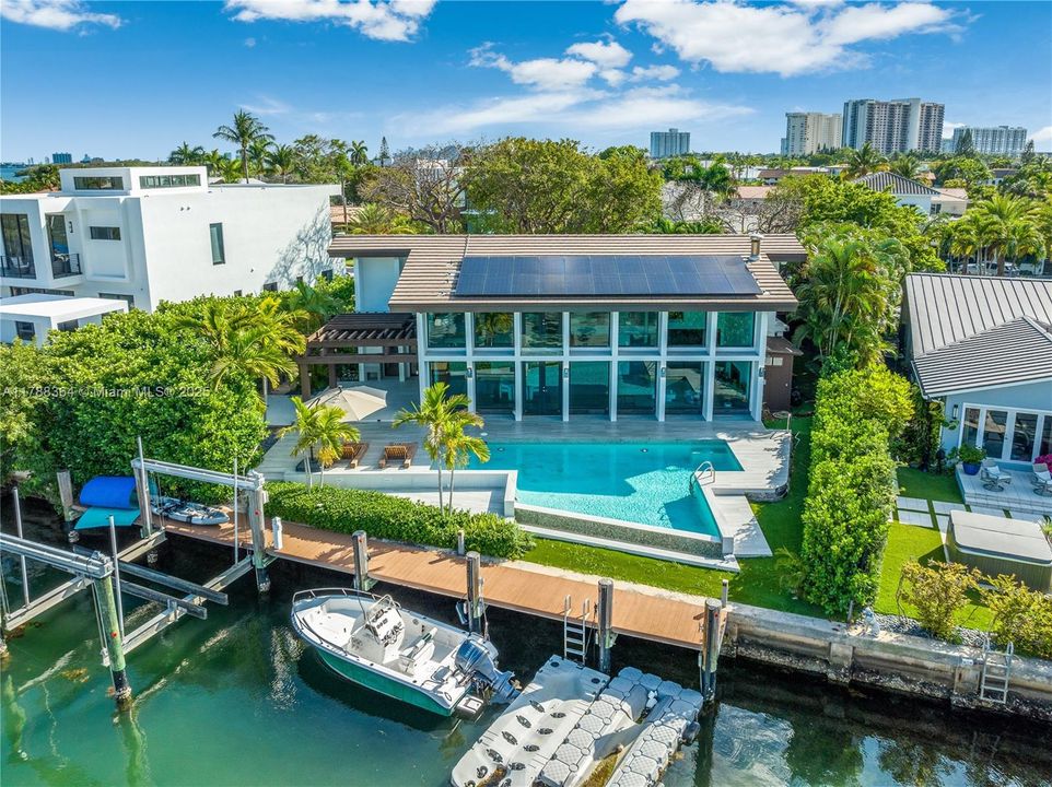 最近售出: $4,495,000 (4 贝兹, 3 浴室, 3376 平方英尺)