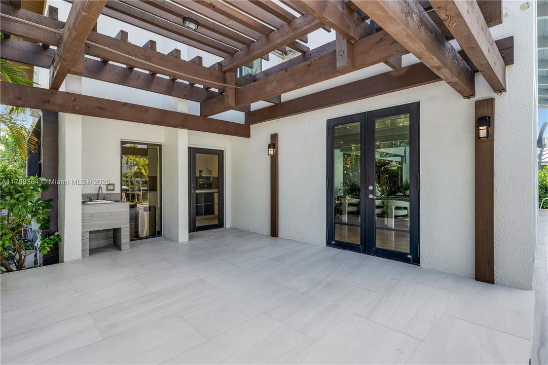 最近售出: $4,495,000 (4 贝兹, 3 浴室, 3376 平方英尺)