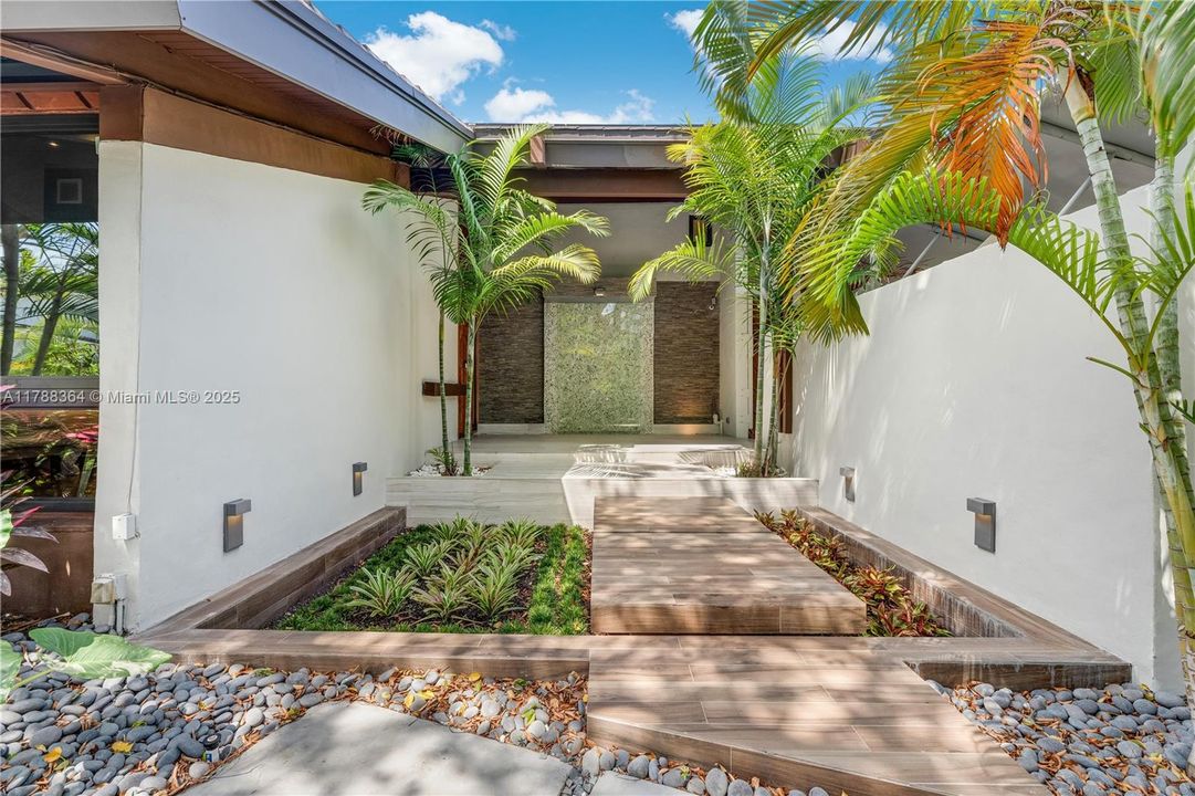 最近售出: $4,495,000 (4 贝兹, 3 浴室, 3376 平方英尺)