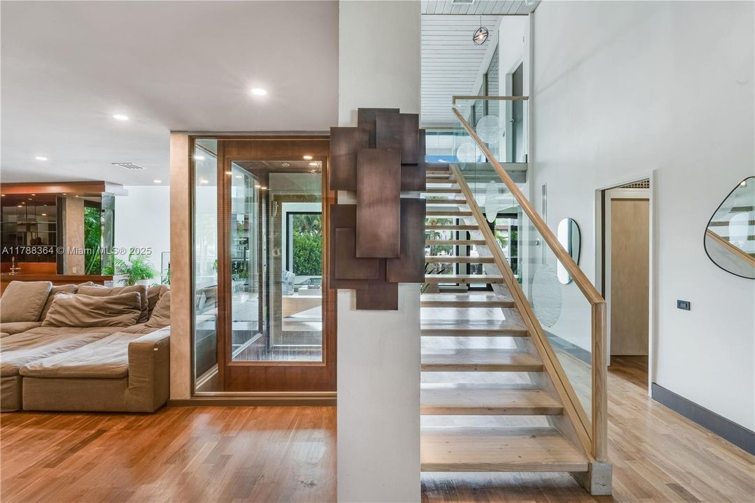 最近售出: $4,495,000 (4 贝兹, 3 浴室, 3376 平方英尺)