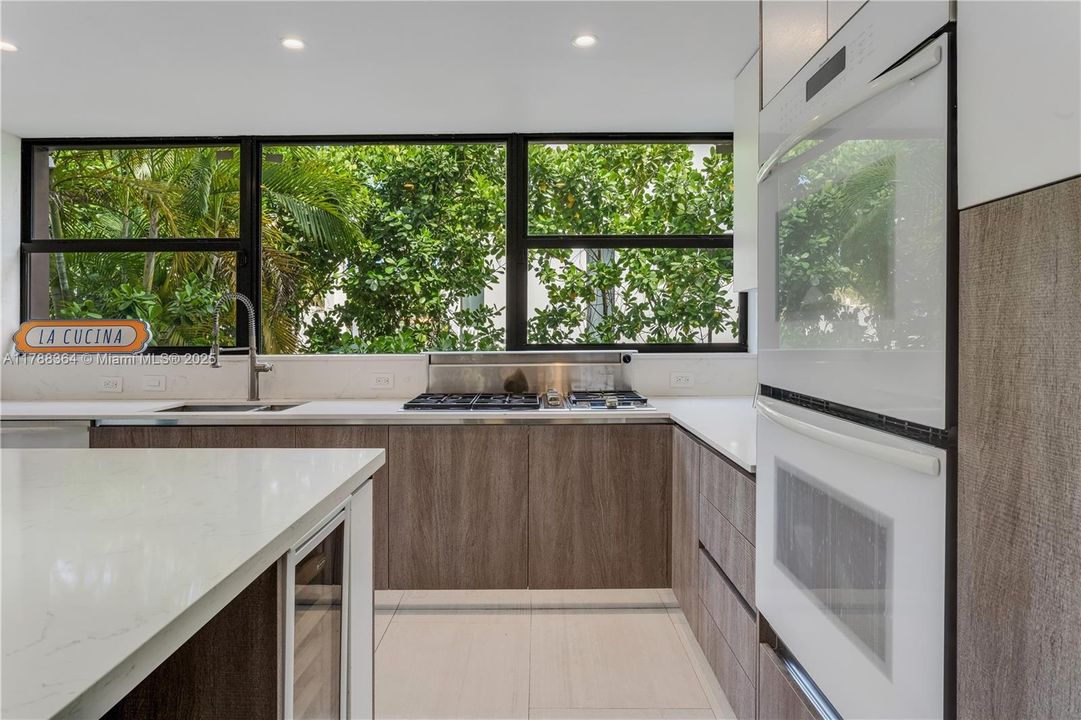 最近售出: $4,495,000 (4 贝兹, 3 浴室, 3376 平方英尺)