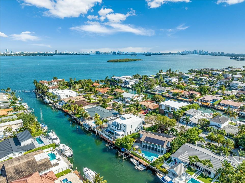 最近售出: $4,495,000 (4 贝兹, 3 浴室, 3376 平方英尺)