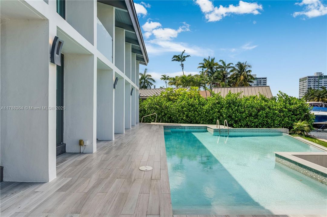 最近售出: $4,495,000 (4 贝兹, 3 浴室, 3376 平方英尺)