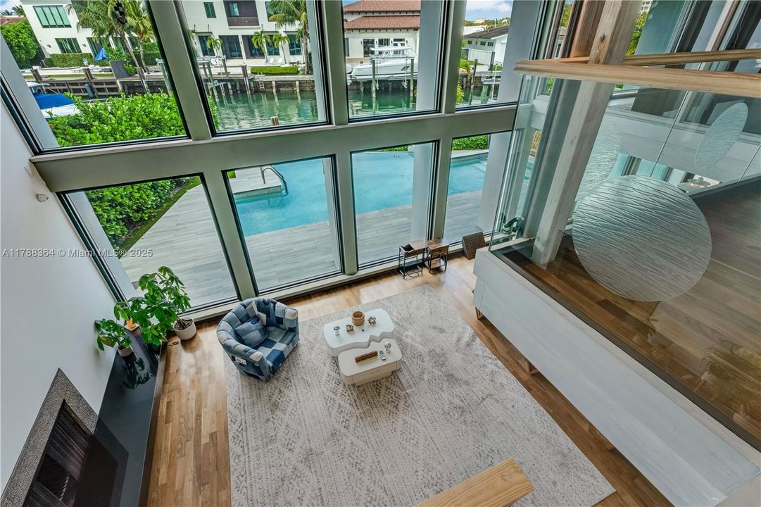 最近售出: $4,495,000 (4 贝兹, 3 浴室, 3376 平方英尺)