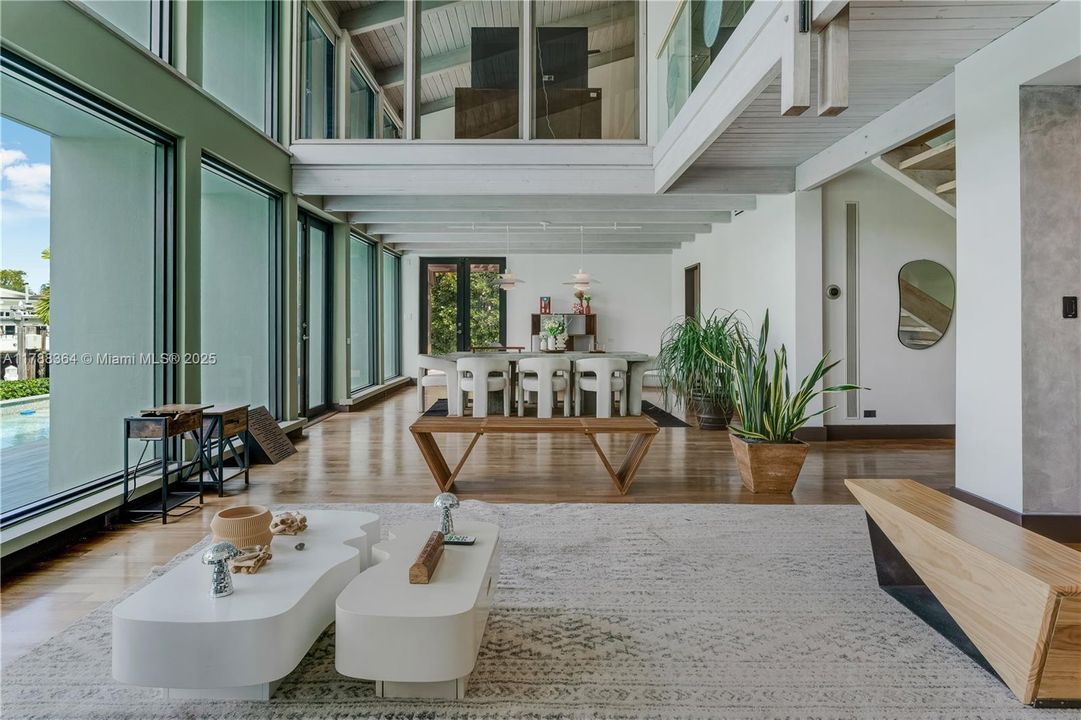 最近售出: $4,495,000 (4 贝兹, 3 浴室, 3376 平方英尺)