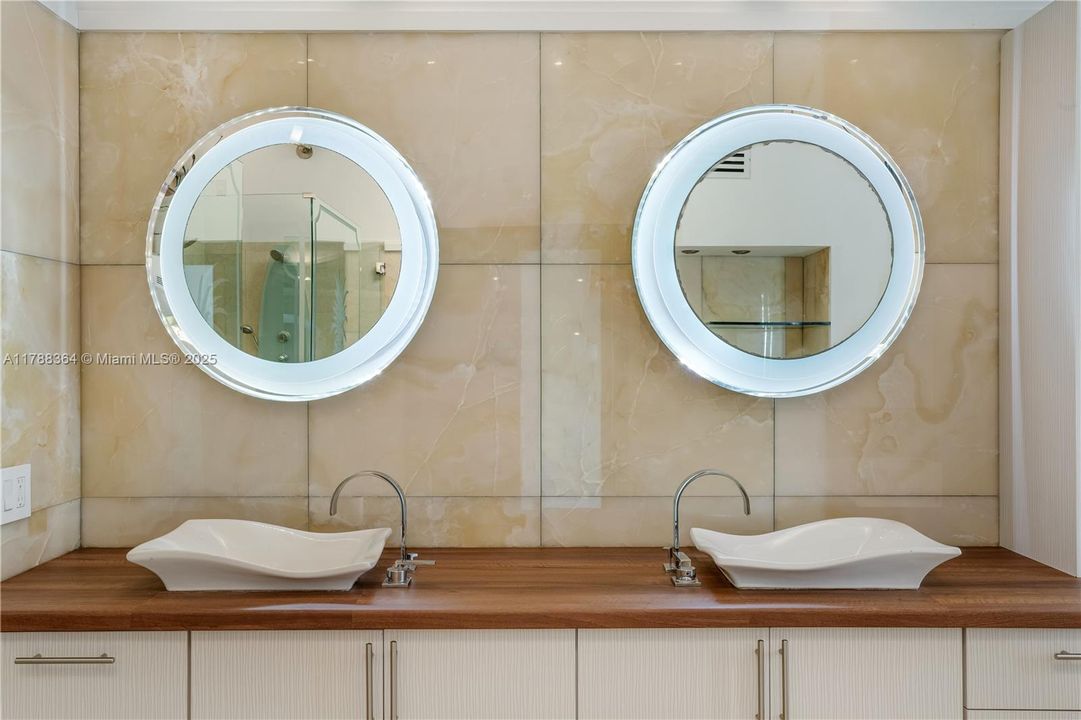 最近售出: $4,495,000 (4 贝兹, 3 浴室, 3376 平方英尺)