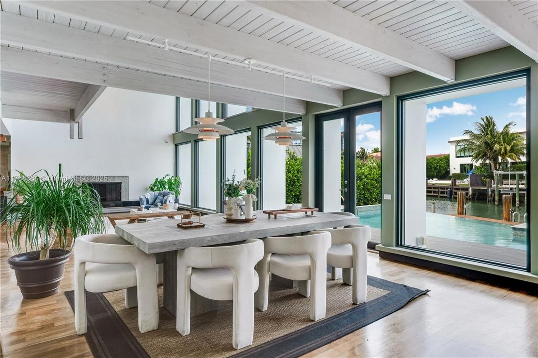 最近售出: $4,495,000 (4 贝兹, 3 浴室, 3376 平方英尺)