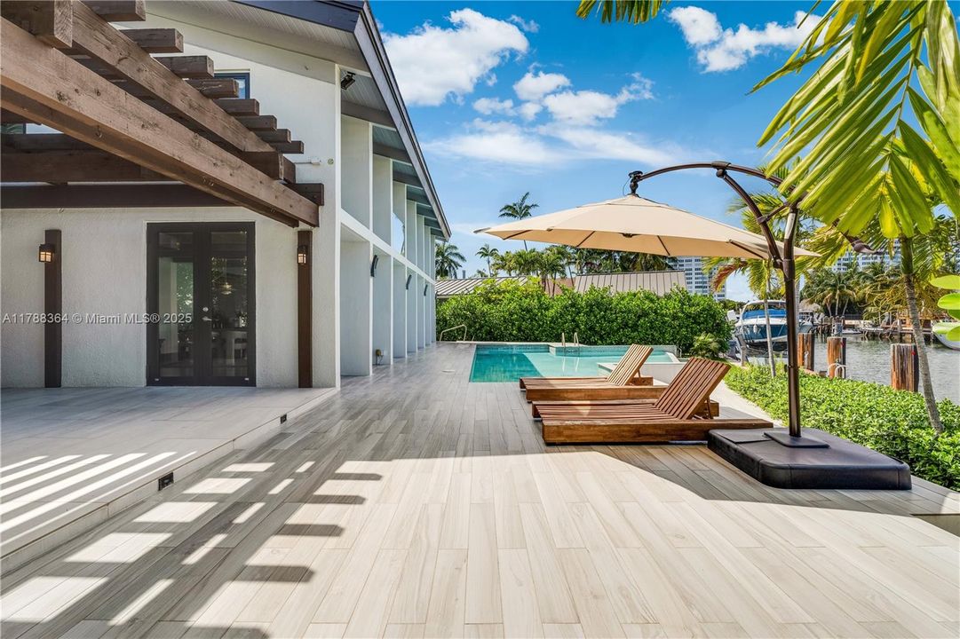 最近售出: $4,495,000 (4 贝兹, 3 浴室, 3376 平方英尺)