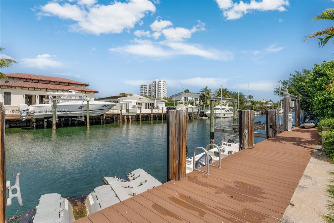 最近售出: $4,495,000 (4 贝兹, 3 浴室, 3376 平方英尺)