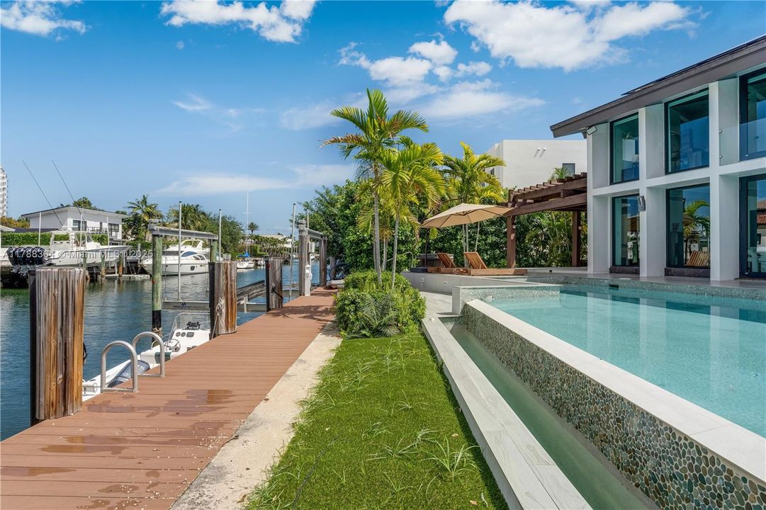 最近售出: $4,495,000 (4 贝兹, 3 浴室, 3376 平方英尺)