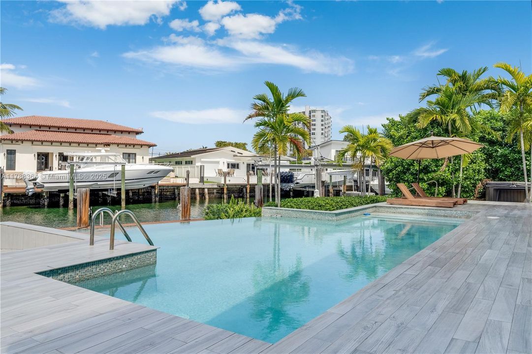 最近售出: $4,495,000 (4 贝兹, 3 浴室, 3376 平方英尺)