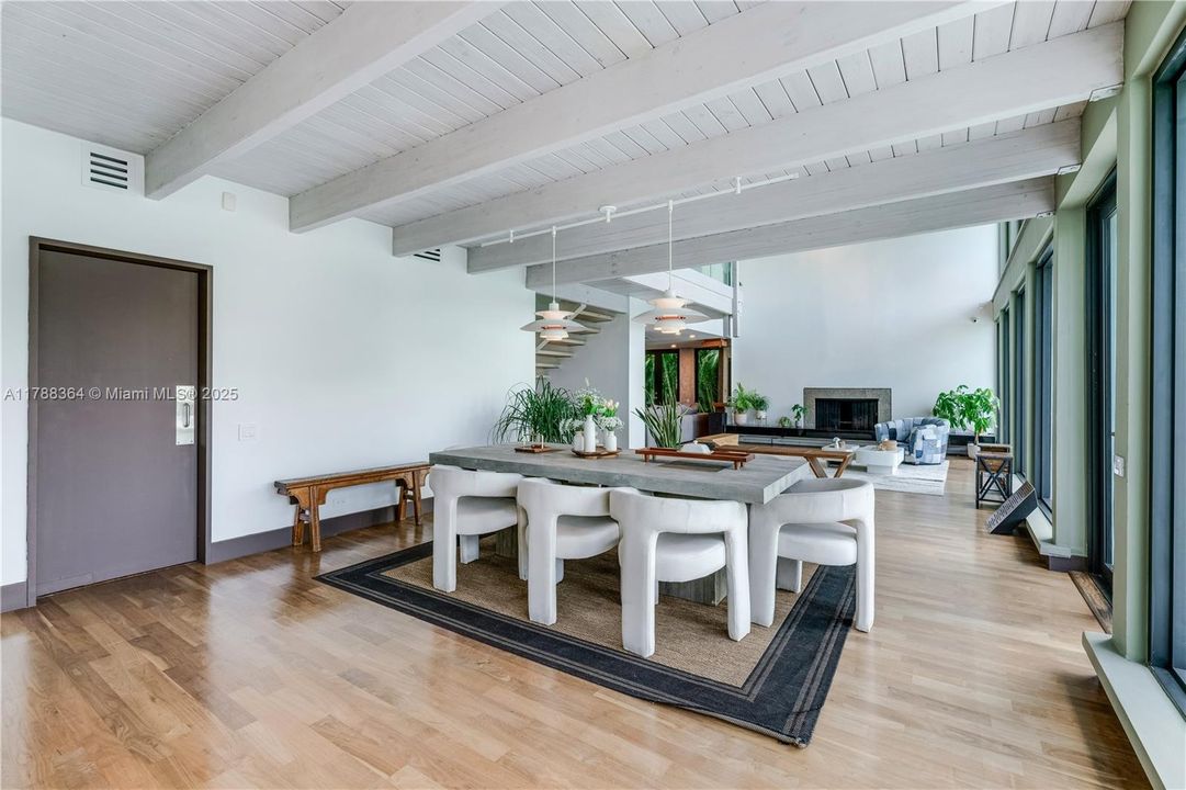 最近售出: $4,495,000 (4 贝兹, 3 浴室, 3376 平方英尺)