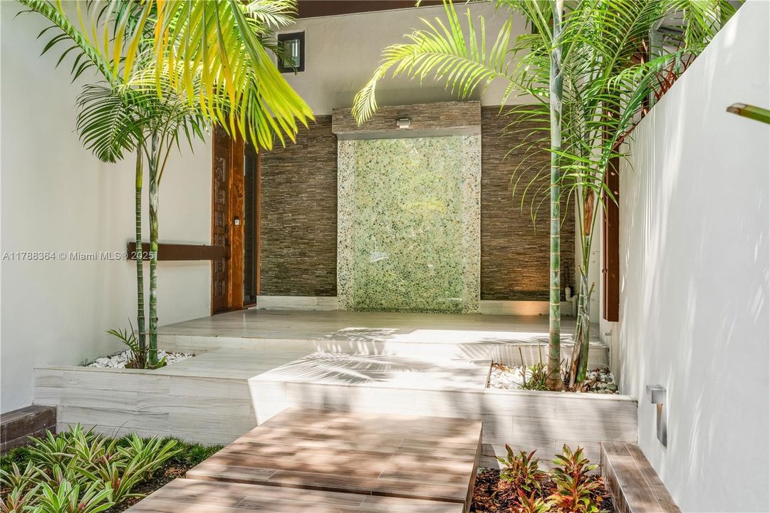 最近售出: $4,495,000 (4 贝兹, 3 浴室, 3376 平方英尺)