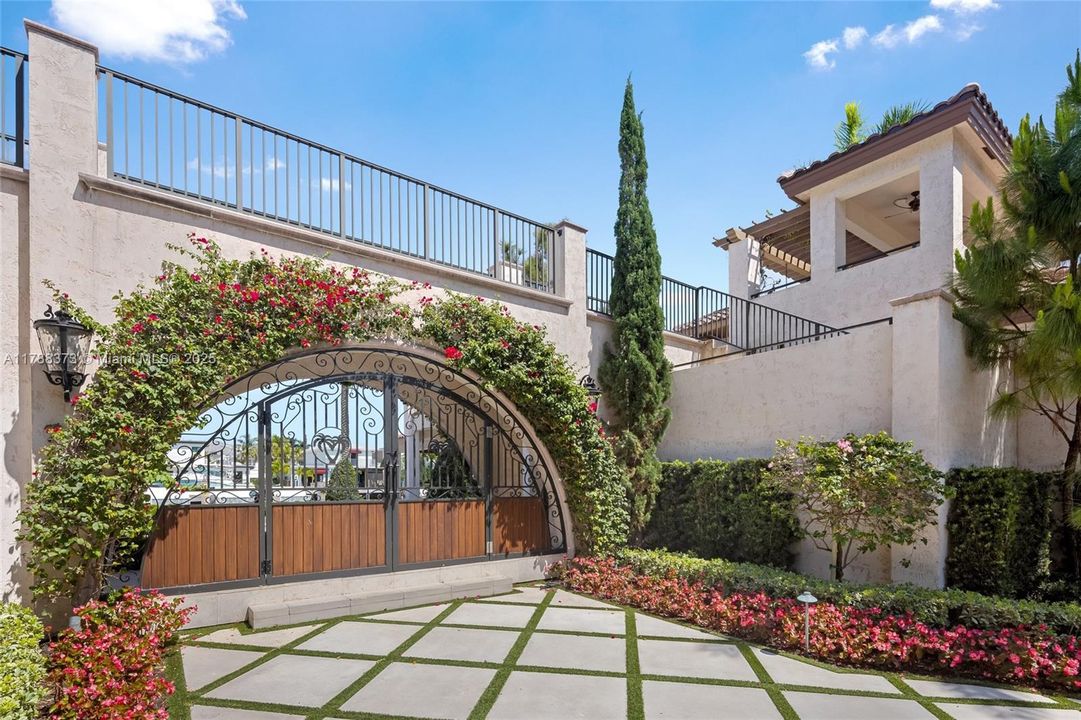 For Sale: $39,000,000 (8 beds, 9 baths, 14846 Square Feet)