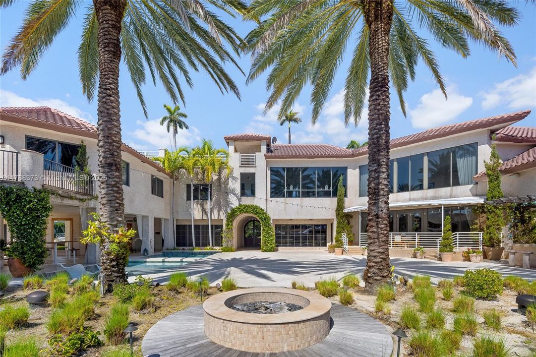 For Sale: $39,000,000 (8 beds, 9 baths, 14846 Square Feet)