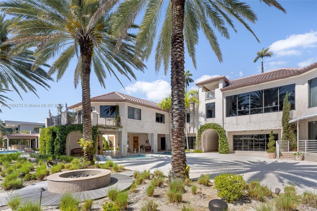 For Sale: $39,000,000 (8 beds, 9 baths, 14846 Square Feet)