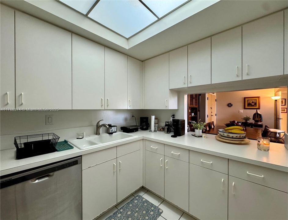 На продажу: $425,000 (3 спален, 2 ванн, 1460 Квадратных фут)