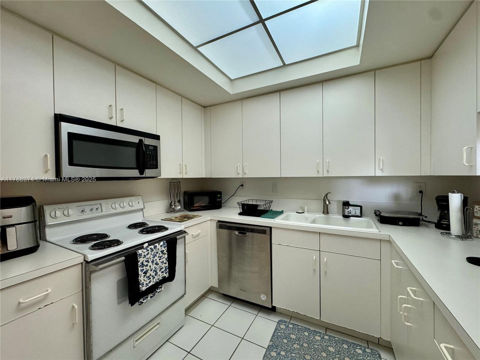 На продажу: $425,000 (3 спален, 2 ванн, 1460 Квадратных фут)
