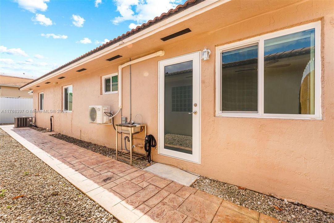 Недавно продано: $580,000 (3 спален, 2 ванн, 1430 Квадратных фут)