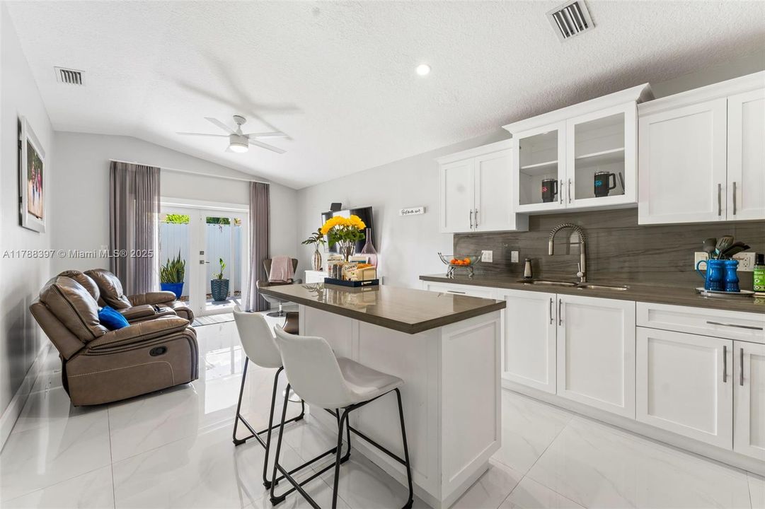 Недавно продано: $580,000 (3 спален, 2 ванн, 1430 Квадратных фут)