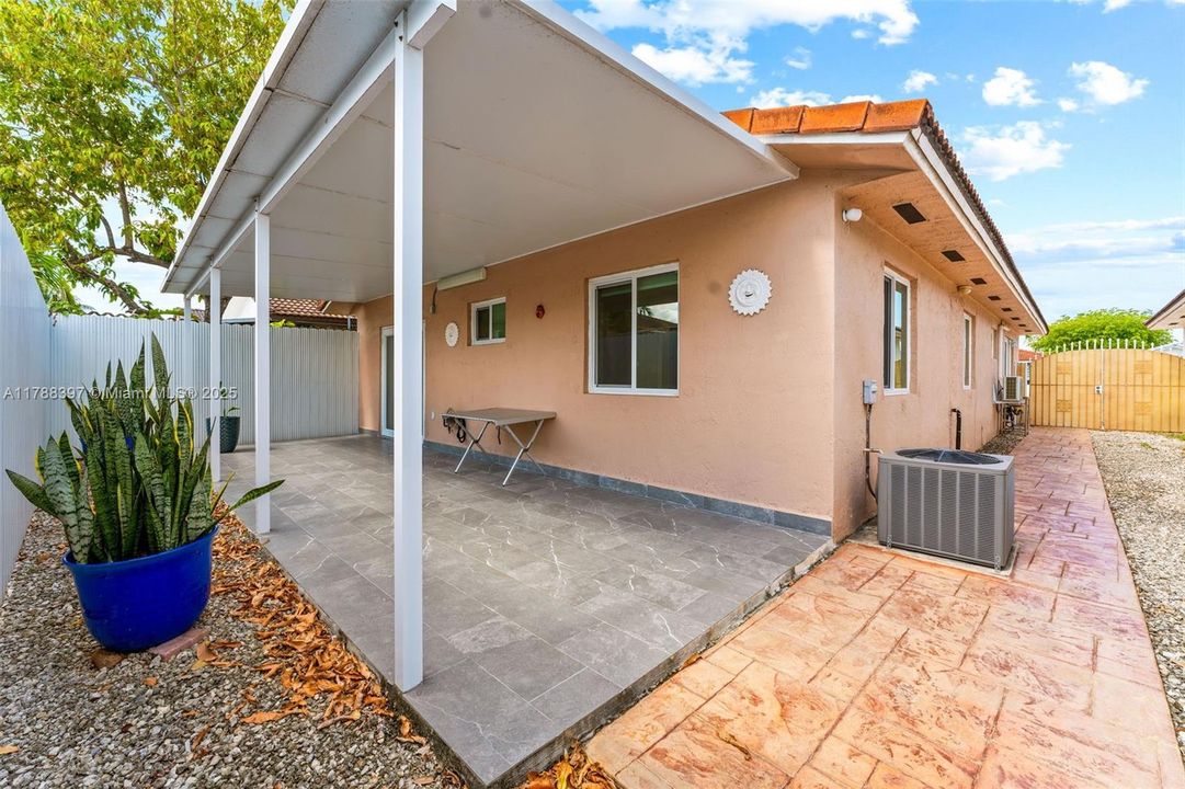 Недавно продано: $580,000 (3 спален, 2 ванн, 1430 Квадратных фут)