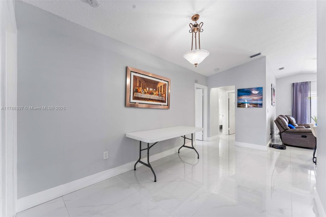 Недавно продано: $580,000 (3 спален, 2 ванн, 1430 Квадратных фут)