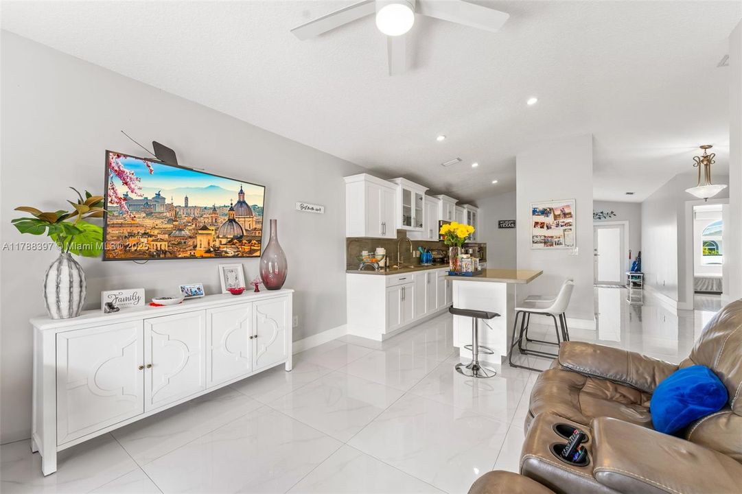 Недавно продано: $580,000 (3 спален, 2 ванн, 1430 Квадратных фут)