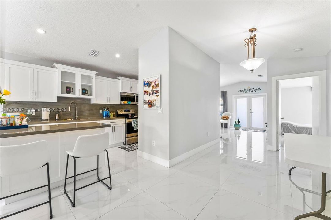 Недавно продано: $580,000 (3 спален, 2 ванн, 1430 Квадратных фут)