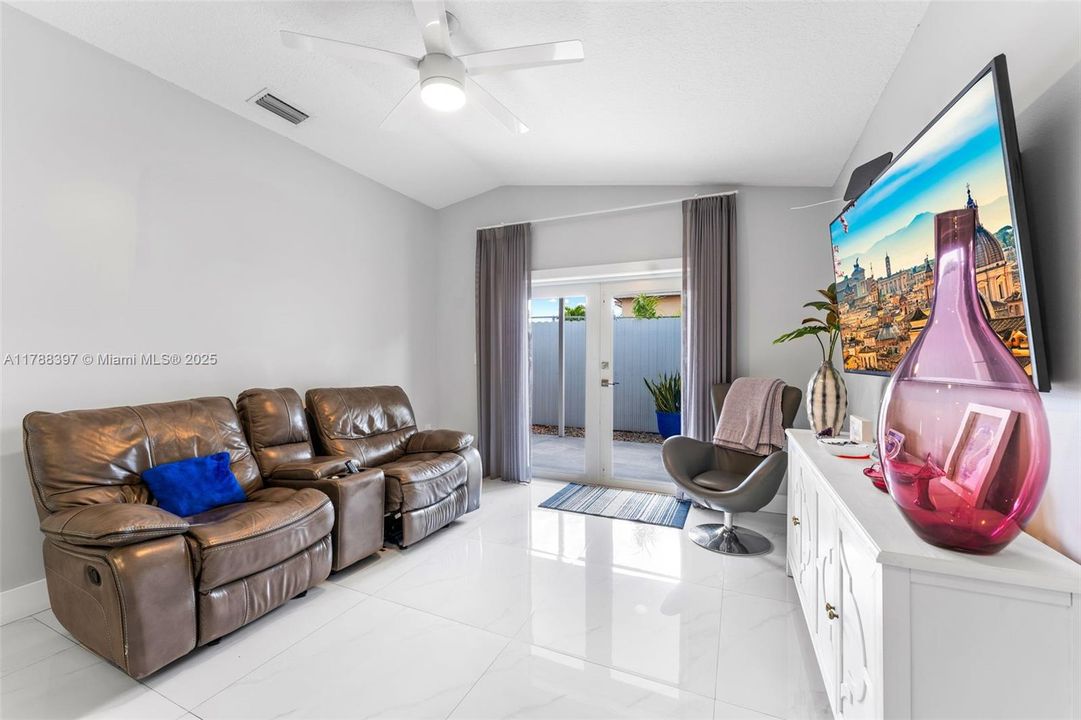 Недавно продано: $580,000 (3 спален, 2 ванн, 1430 Квадратных фут)