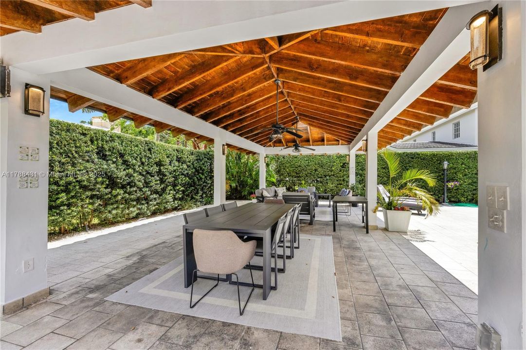 Vendido Recientemente: $2,490,000 (4 camas, 3 baños, 3214 Pies cuadrados)