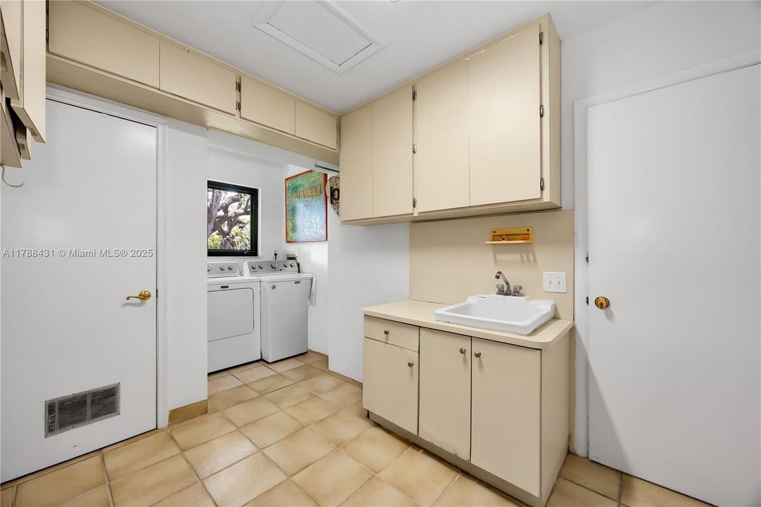 Vendido Recientemente: $2,490,000 (4 camas, 3 baños, 3214 Pies cuadrados)