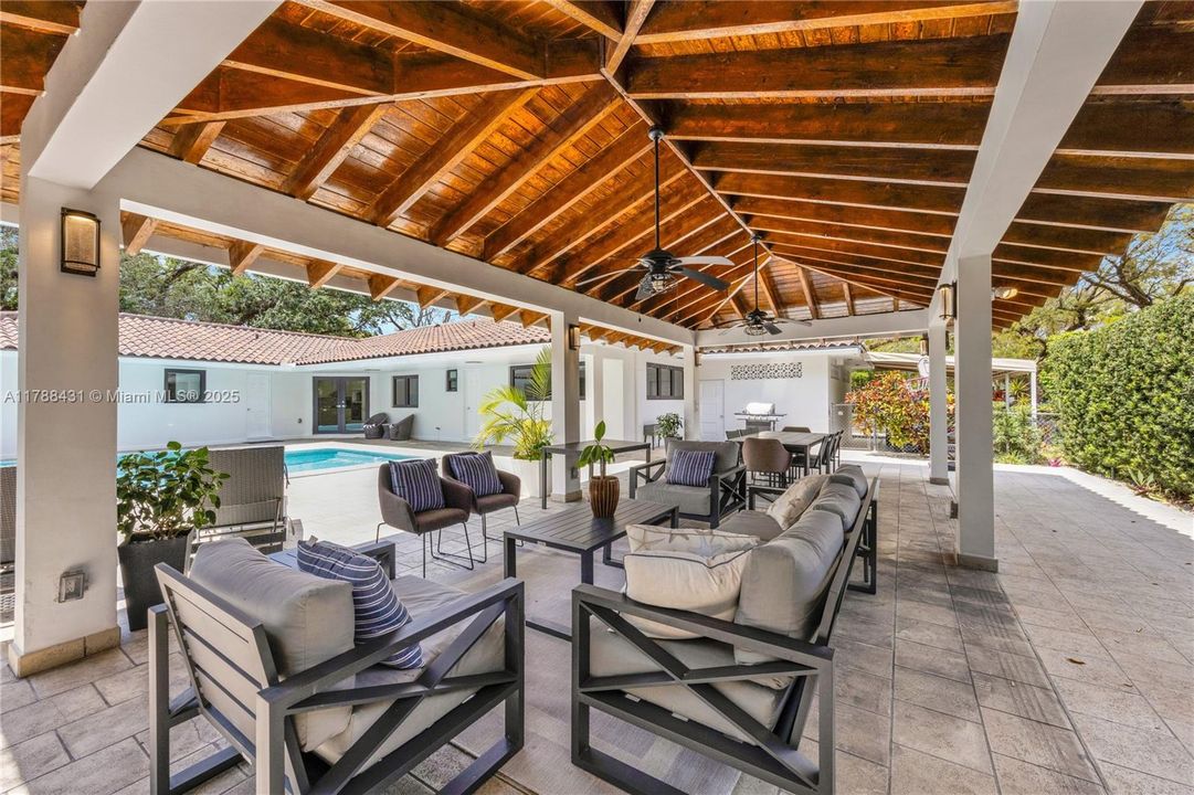 Vendido Recientemente: $2,490,000 (4 camas, 3 baños, 3214 Pies cuadrados)